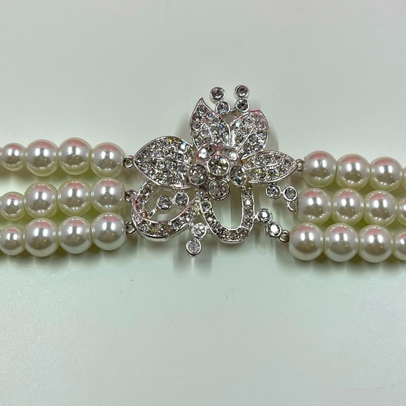 Vintage Y2K Triple Strand Pearl and Silver Abstract Flower Pendant Bracelet - Picture 5 of 9